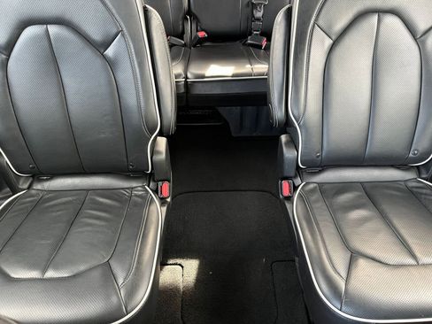 Used 2025 Chrysler Pacifica Limited image 43