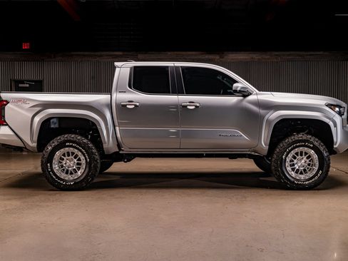 Used 2026 Toyota Tacoma SR5 AWD/4WD image 10