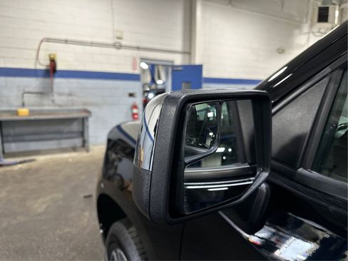 Used 2023 Chevrolet Silverado 1500 LT AWD/4WD image 25