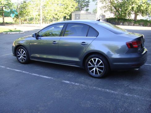 Used 2017 Volkswagen Jetta SE FWD image 9