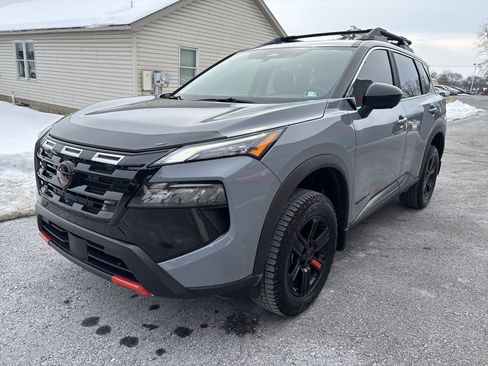 Used 2025 Nissan Rogue SV image 8