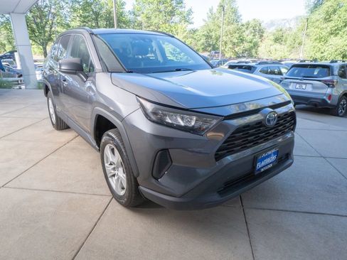 Used 2021 Toyota RAV4 LE AWD/4WD image 2