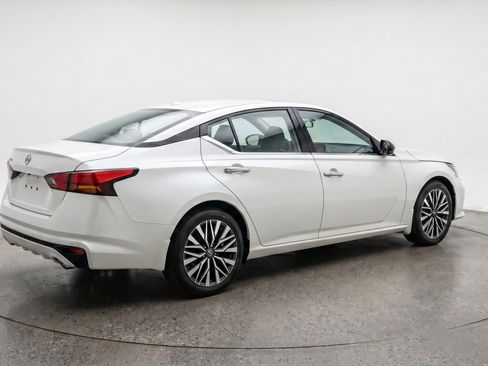 Used 2025 Nissan Altima 2.5 SV FWD image 9