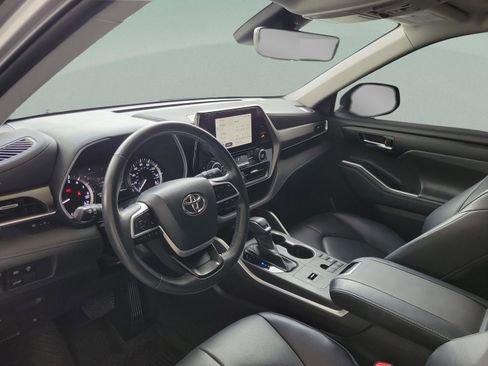 Certified 2023 Toyota Highlander XLE image 8
