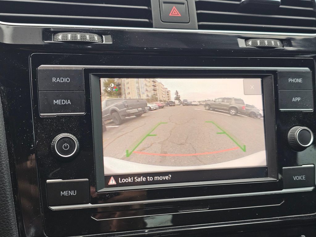 Used 2020 Volkswagen Golf 4-Door FWD image 26