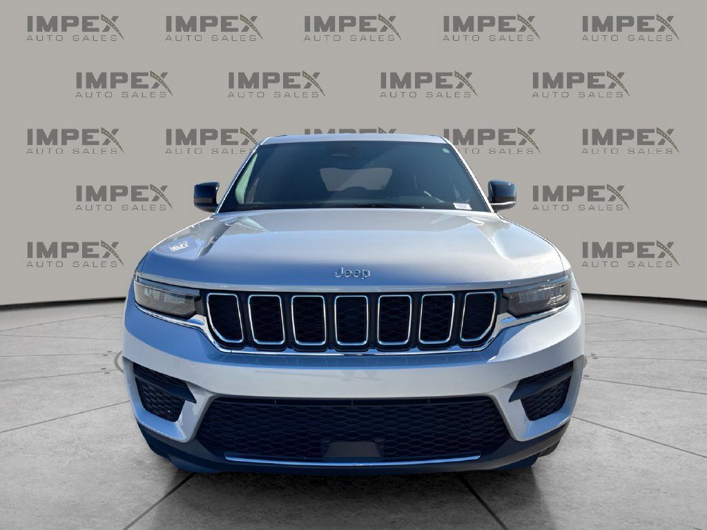 Used 2024 Jeep Grand Cherokee Laredo RWD image 8