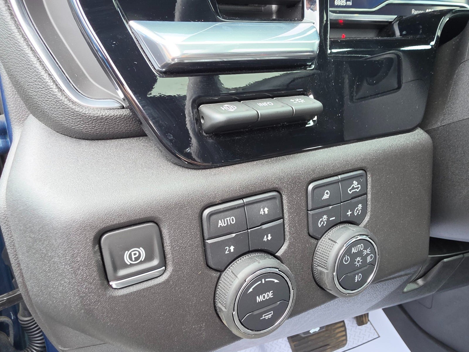 Used 2025 Chevrolet Silverado 2500 High Country w/ High Country Premium Package AWD/4WD image 40