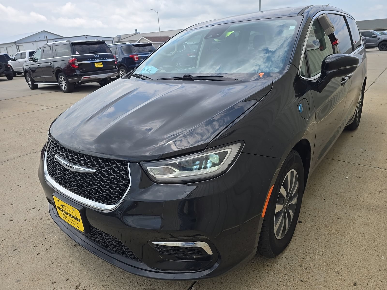 Used 2024 Chrysler Pacifica Limited FWD image 4