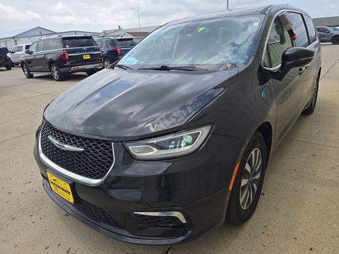Used 2024 Chrysler Pacifica Limited FWD image 4