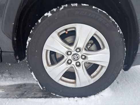 Used 2021 Toyota RAV4 XLE image 9