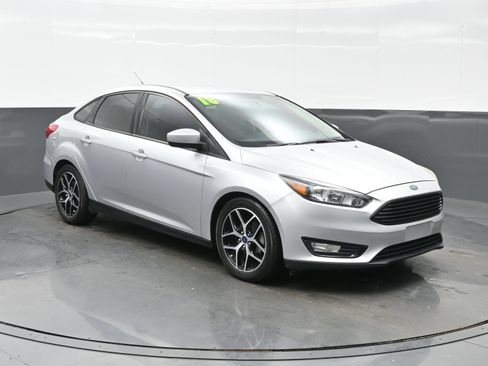 Used 2018 Ford Focus SE w/ SE Appearance Package FWD image 8