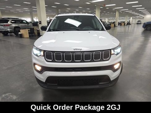 Used 2022 Jeep Compass Latitude w/ Convenience Group AWD/4WD image 2
