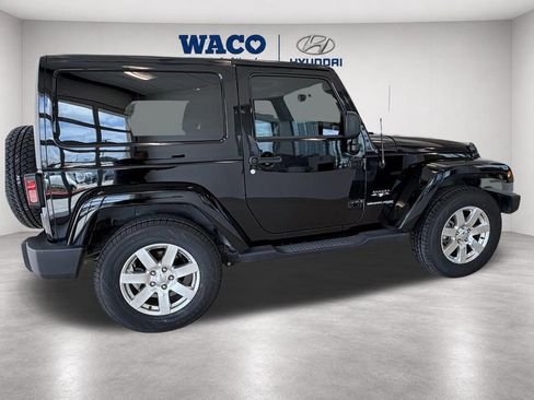 Used 2018 Jeep Wrangler Sahara w/ Connectivity Group AWD/4WD image 9