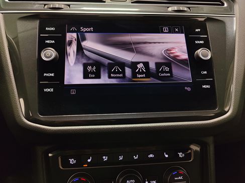 Used 2020 Volkswagen Tiguan SE w/ Panoramic Sunroof Package AWD/4WD image 23