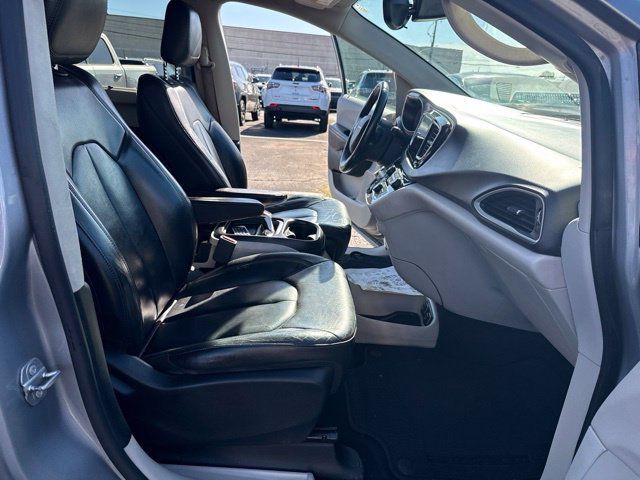 Used 2017 Chrysler Pacifica Touring-L FWD image 28