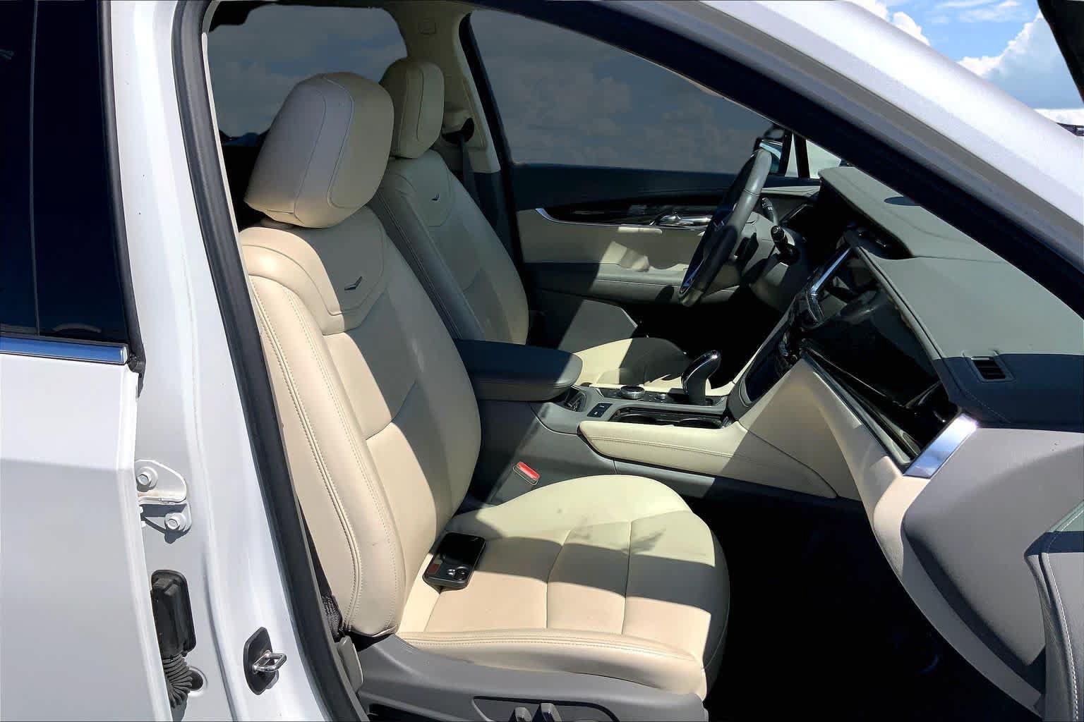Used 2023 Cadillac XT6 Premium Luxury w/ Technology Package FWD image 13