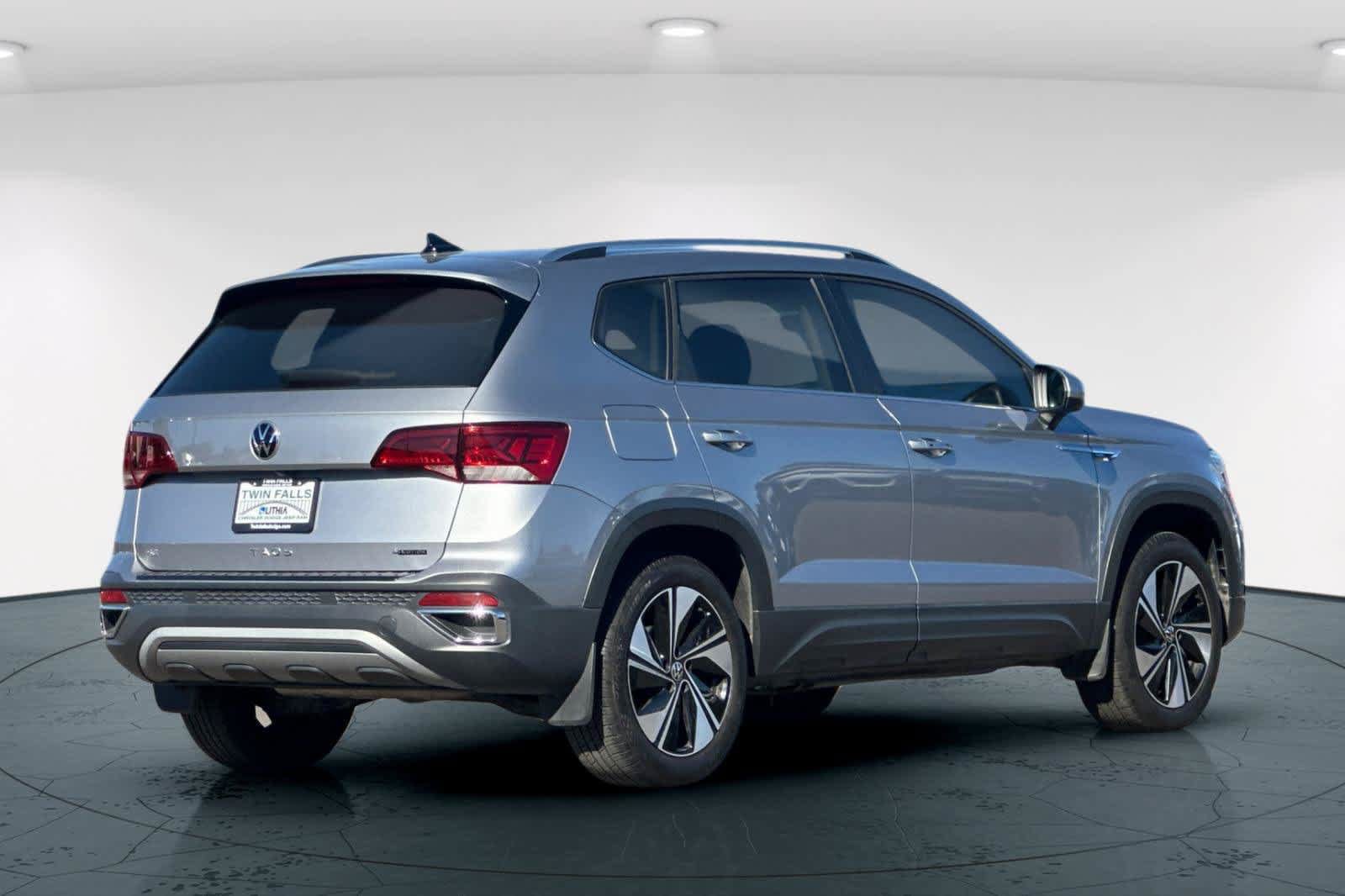 Used 2024 Volkswagen Taos SE w/ Panoramic Sunroof Package AWD/4WD image 2