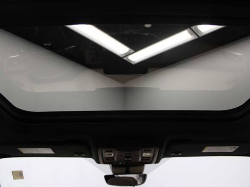 Used 2023 Chevrolet Tahoe Premier AWD/4WD image 21