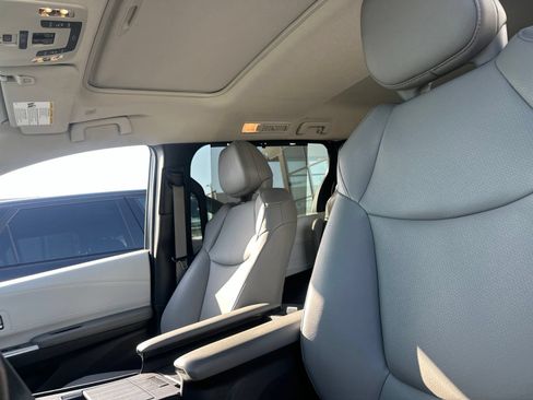 Used 2025 Toyota Sienna XLE w/ XLE Plus Package FWD image 11