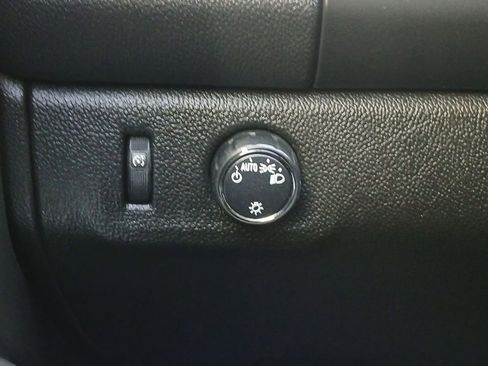 Used 2021 Chevrolet Colorado LT image 12