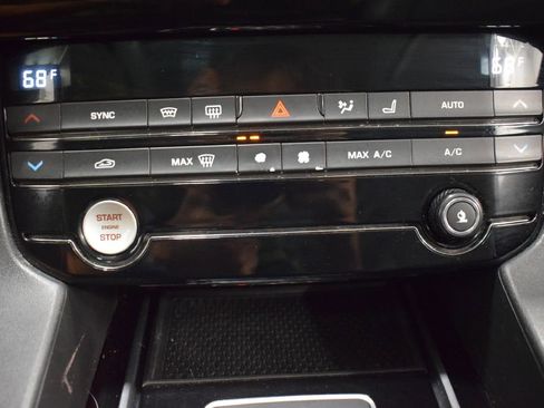 Used 2018 Jaguar F-PACE Premium image 22