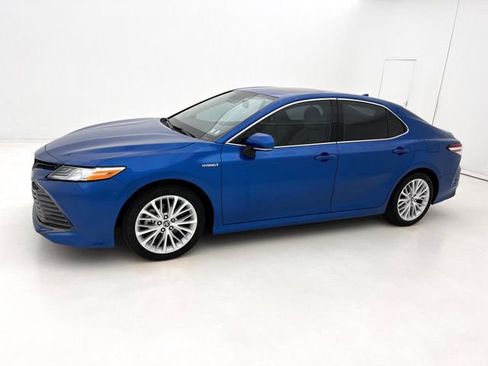 Used 2020 Toyota Camry XLE w/ Sunroof Package FWD image 5