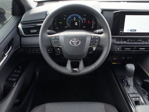 Used 2025 Toyota Camry LE w/ Convenience Package image 5