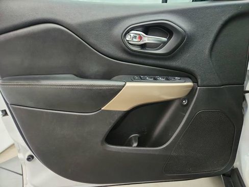 Used 2018 Jeep Cherokee Limited image 24