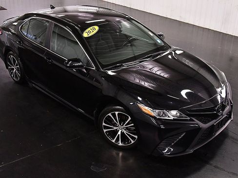 Used 2020 Toyota Camry SE image 10