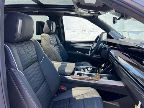 New 2026 Cadillac Escalade ESV Platinum Luxury AWD/4WD image 31