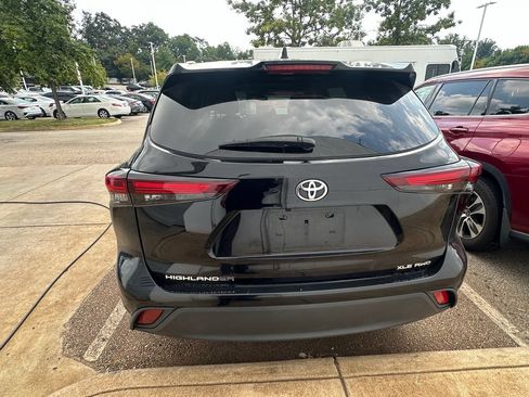 Used 2024 Toyota Highlander XLE AWD/4WD image 4
