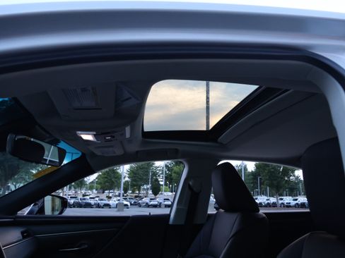 Used 2025 Lexus ES 300h w/ Premium Package FWD image 31