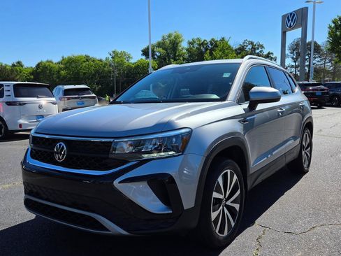 Certified 2023 Volkswagen Taos SE w/ Panoramic Sunroof Package AWD/4WD image 8