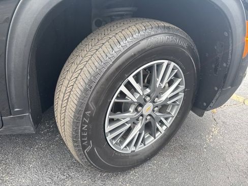 Used 2025 Chevrolet Traverse LT image 9