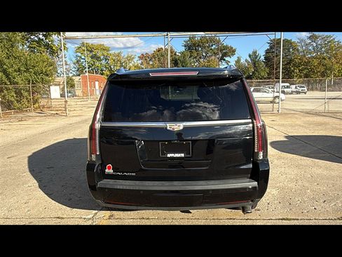 Used 2018 Cadillac Escalade Luxury image 32