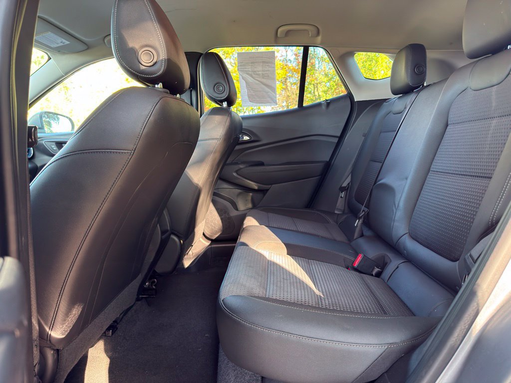Used 2025 Chevrolet Trax LT FWD image 24