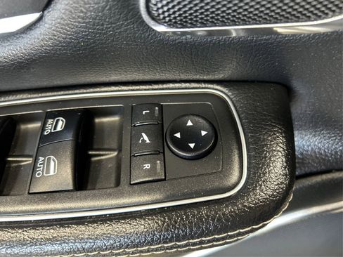 Used 2019 RAM 1500 Laramie AWD/4WD image 32