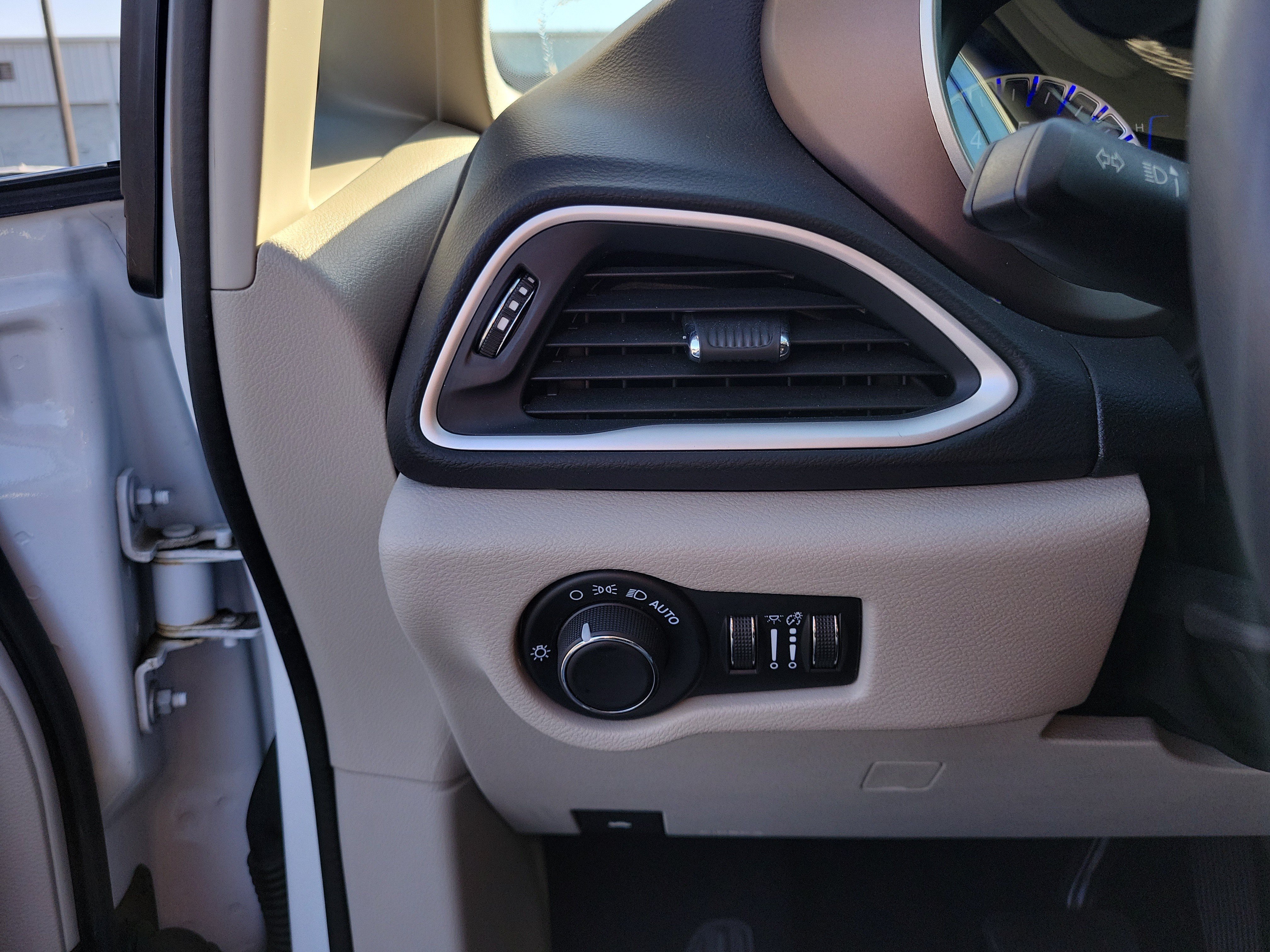 Used 2024 Chrysler Voyager LX FWD image 20