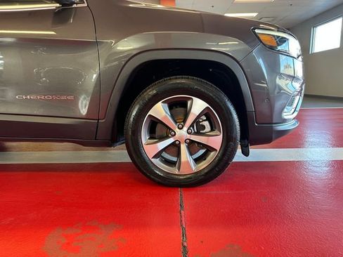 Used 2022 Jeep Cherokee Limited AWD/4WD image 31