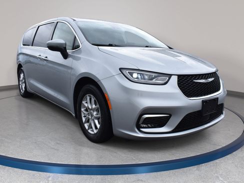 Used 2023 Chrysler Pacifica Touring-L FWD image 4