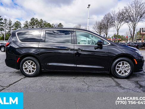Used 2024 Chrysler Pacifica Touring-L FWD image 11