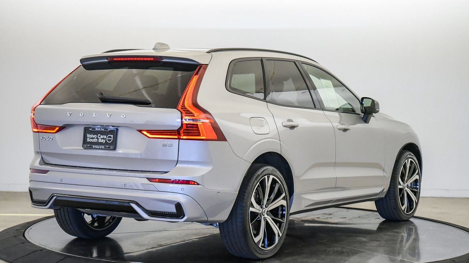 Certified 2023 Volvo XC60 B5 Ultimate w/ Climate Package FWD image 5