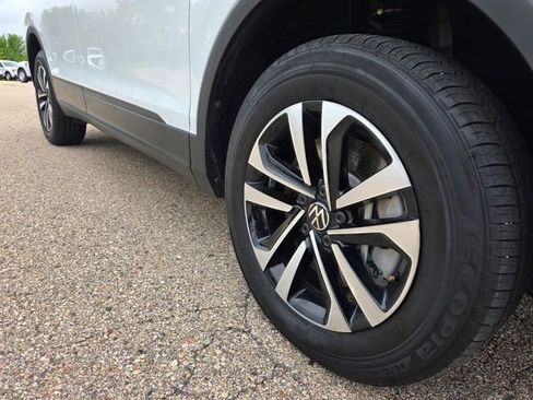 Used 2024 Volkswagen Tiguan S image 39