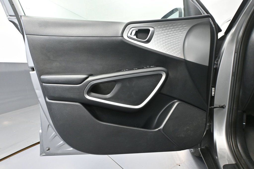 Used 2023 Kia Soul LX w/ LX Technology Package FWD image 14