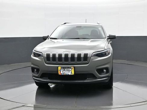 Used 2019 Jeep Cherokee Latitude Plus w/ Cold Weather Group AWD/4WD image 2