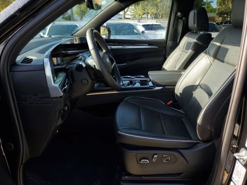 Used 2025 Cadillac Escalade Sport AWD/4WD image 18