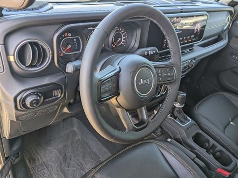 Used 2025 Jeep Gladiator Sport image 10