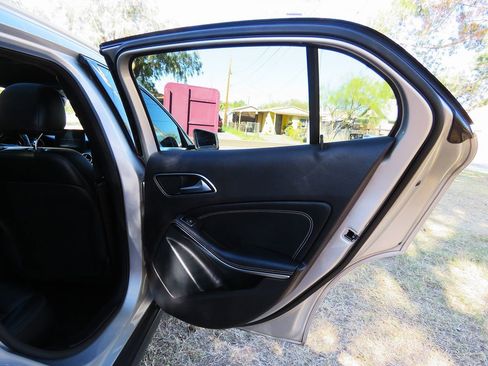 Used 2018 Mercedes-Benz GLA 250 4MATIC w/ Premium Package image 19