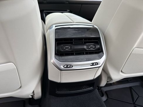 Used 2023 BMW 760i xDrive image 37