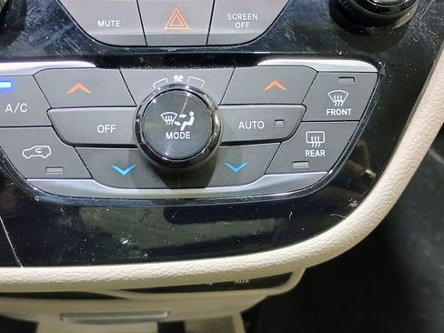 Used 2020 Chrysler Pacifica Limited FWD image 20